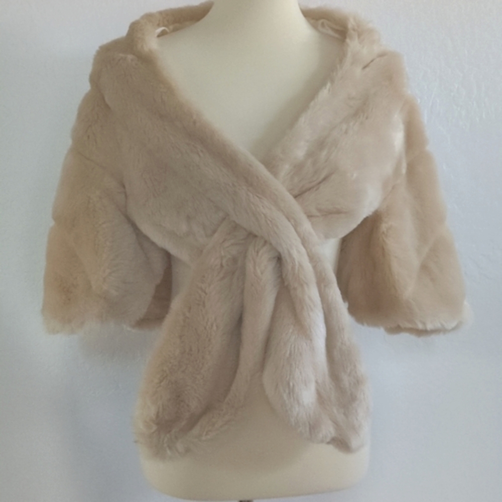 Donna Vinci Faux Fur Shawl/Wrap/Capelet.  Beige/Cream